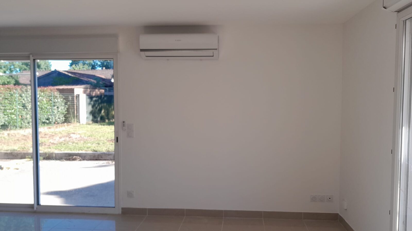 Unité intérieure de climatisation dans un salon