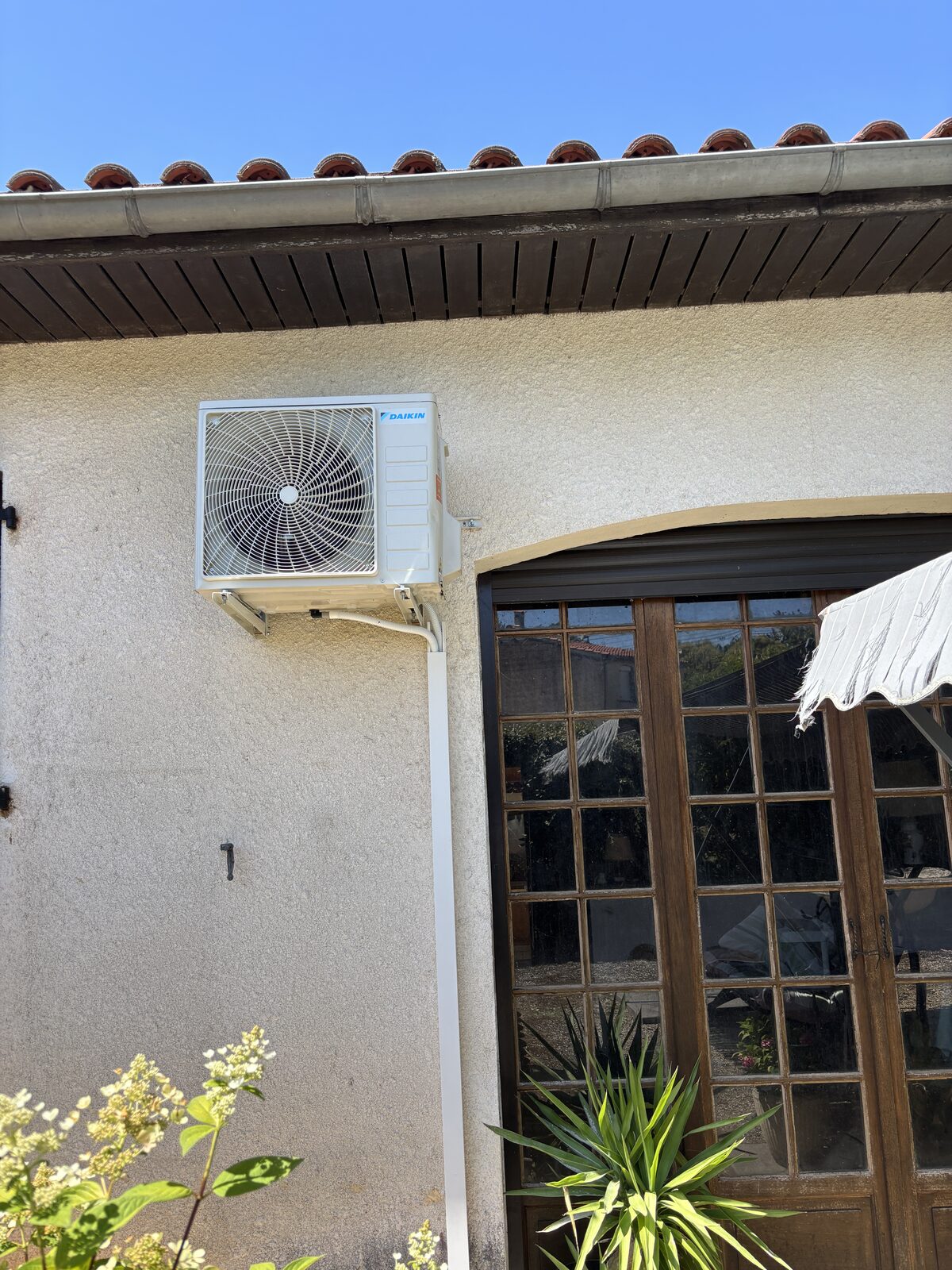 Unité extérieure Daikin fixée en façade